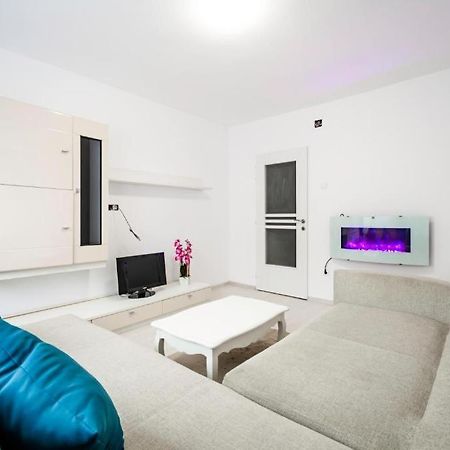 Nice Apartament Arad Bagian luar foto