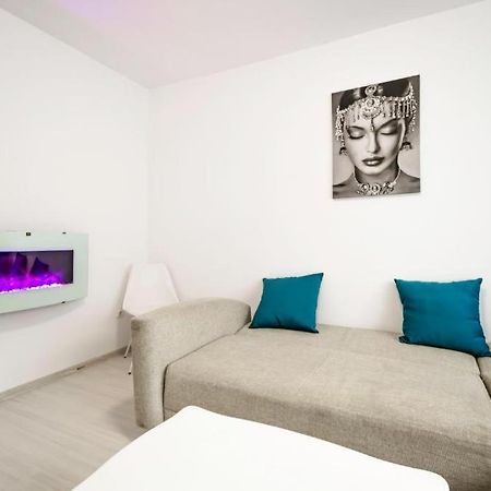 Nice Apartament Arad Bagian luar foto