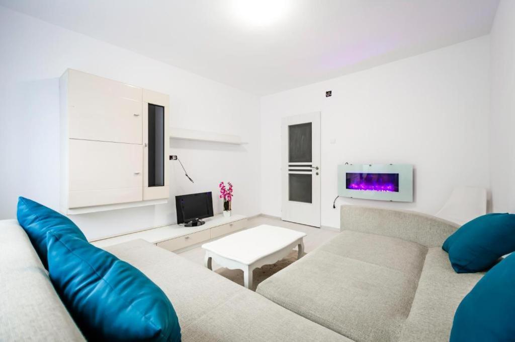 Nice Apartament Arad Bagian luar foto