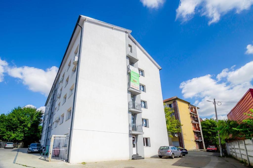 Nice Apartament Arad Bagian luar foto