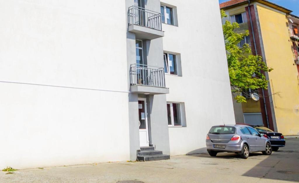Nice Apartament Arad Bagian luar foto