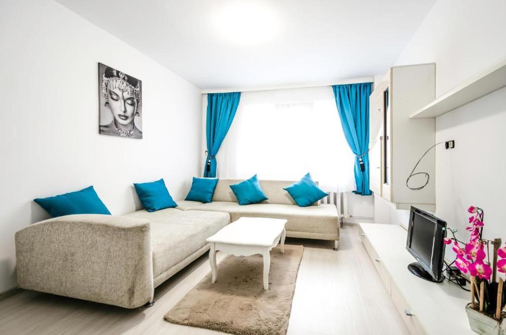 Nice Apartament Arad Bagian luar foto
